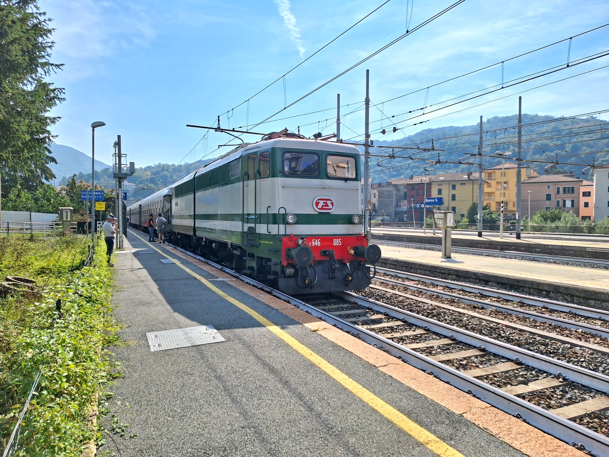 Il treno storico in sosta a Ronco Scrivia